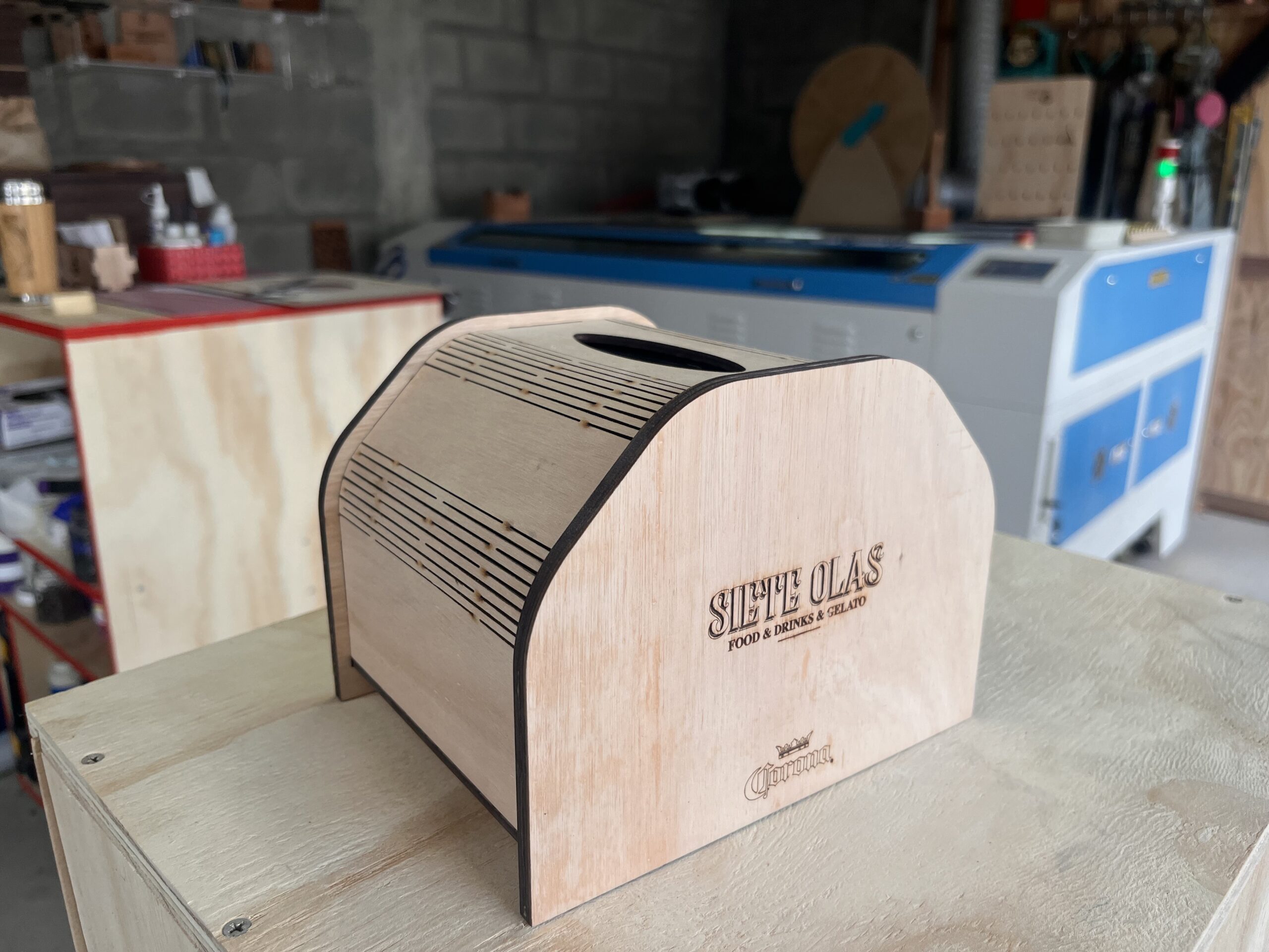 Servicio de mesa de madera personalizado para Chiringuito y Siete Olas