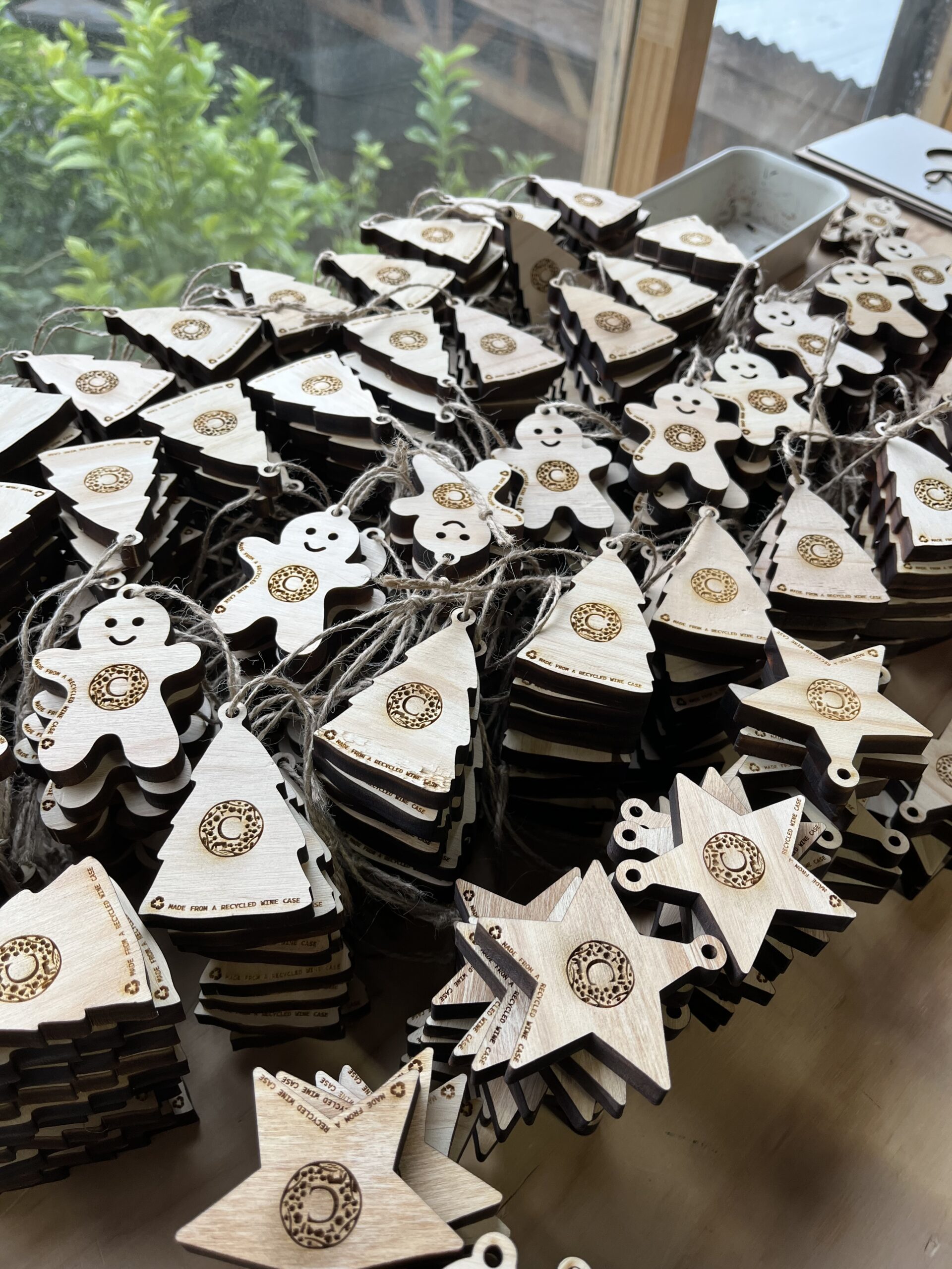 5000 collarines navideños para viña Caliterra en madera reciclada