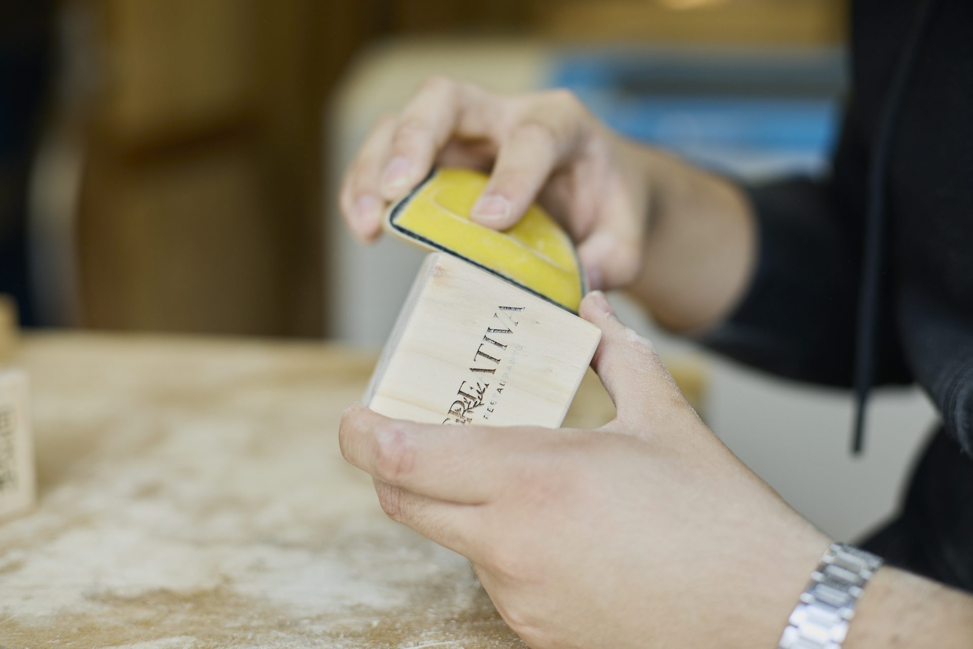 Diseño y fabricación a medida — bloque de madera grabado en el taller de Creativa Taller, Santiago
