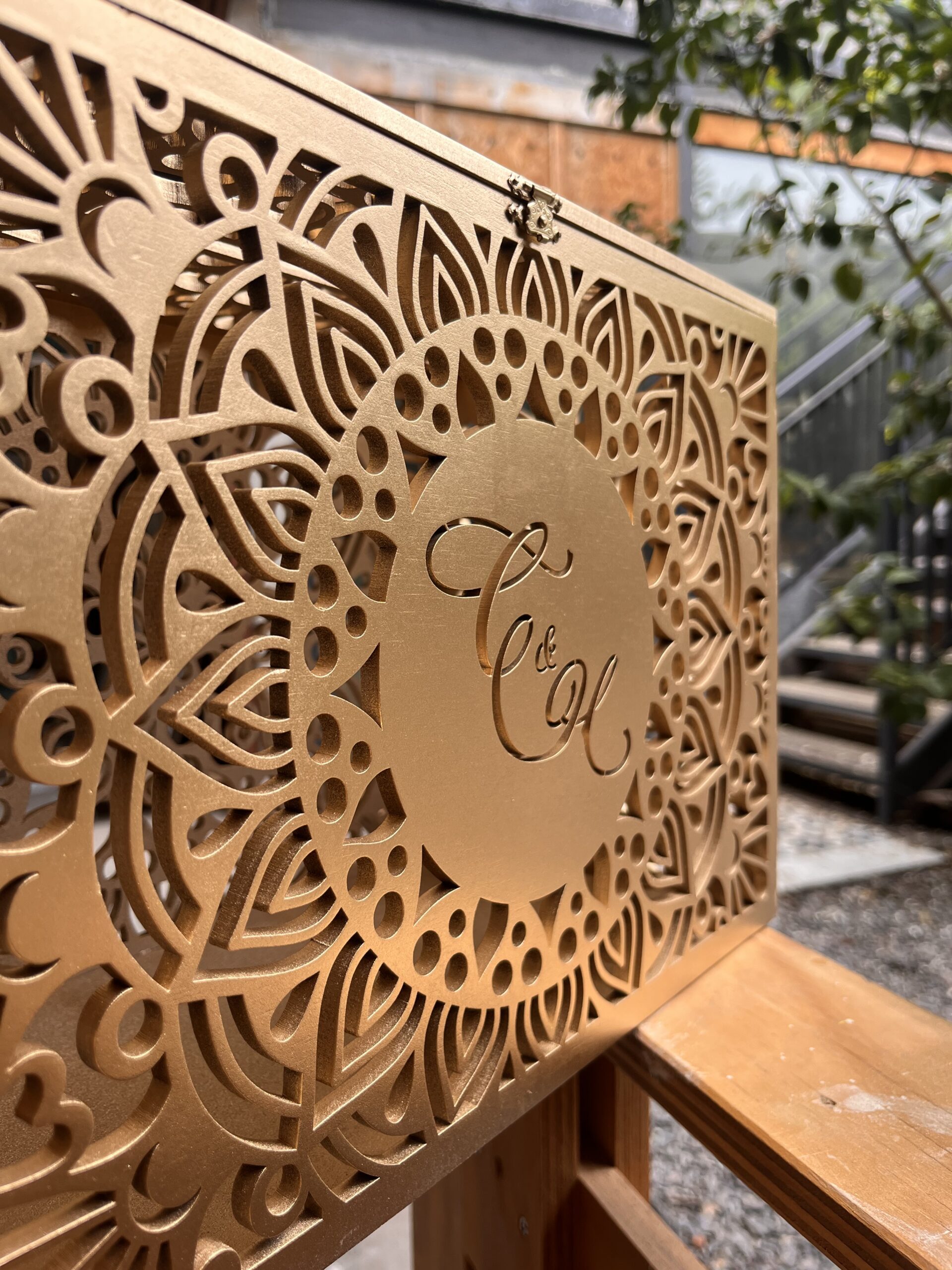 Caja decorativa calada en dorado con corte láser