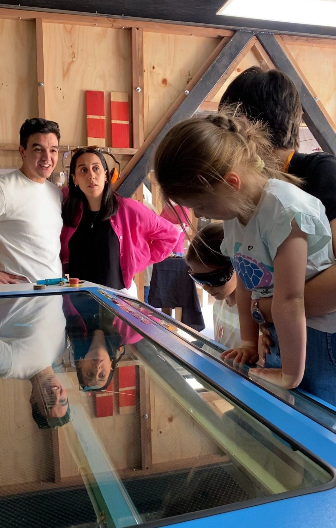 Alumnas observando la máquina en operación