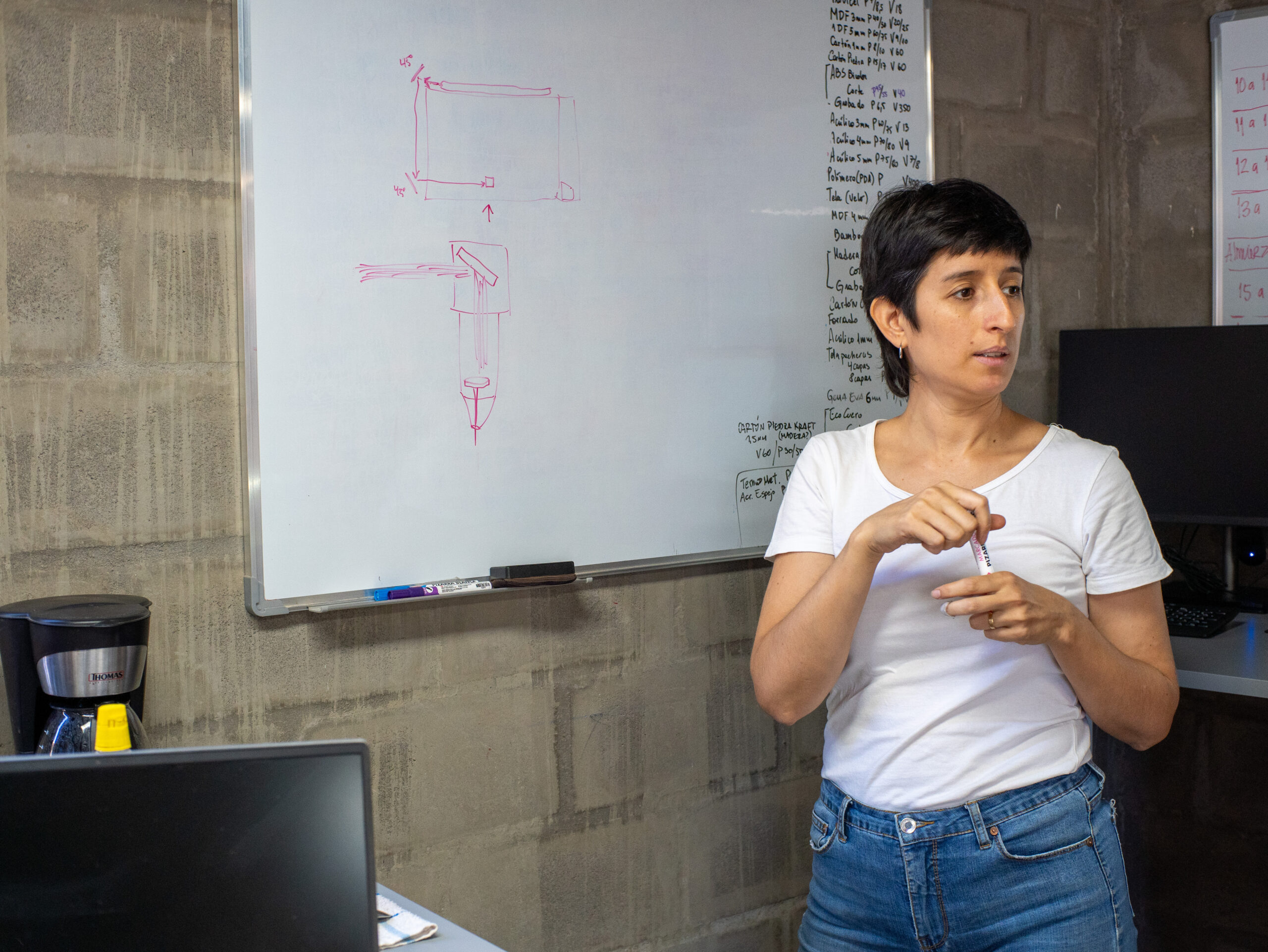 Clase presencial con pizarrón