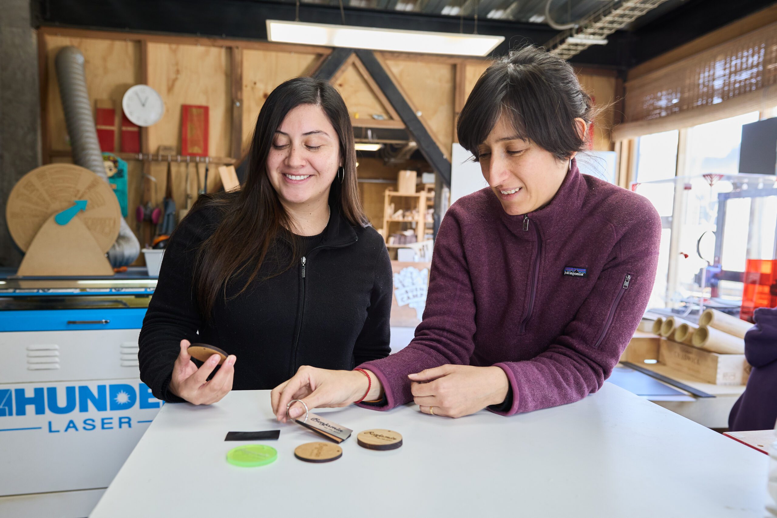 Alumnas revisando piezas en el taller