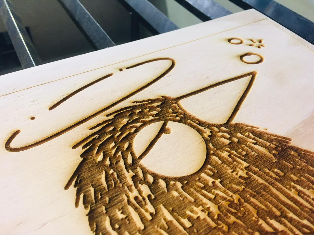 Grabado artístico sobre madera clara