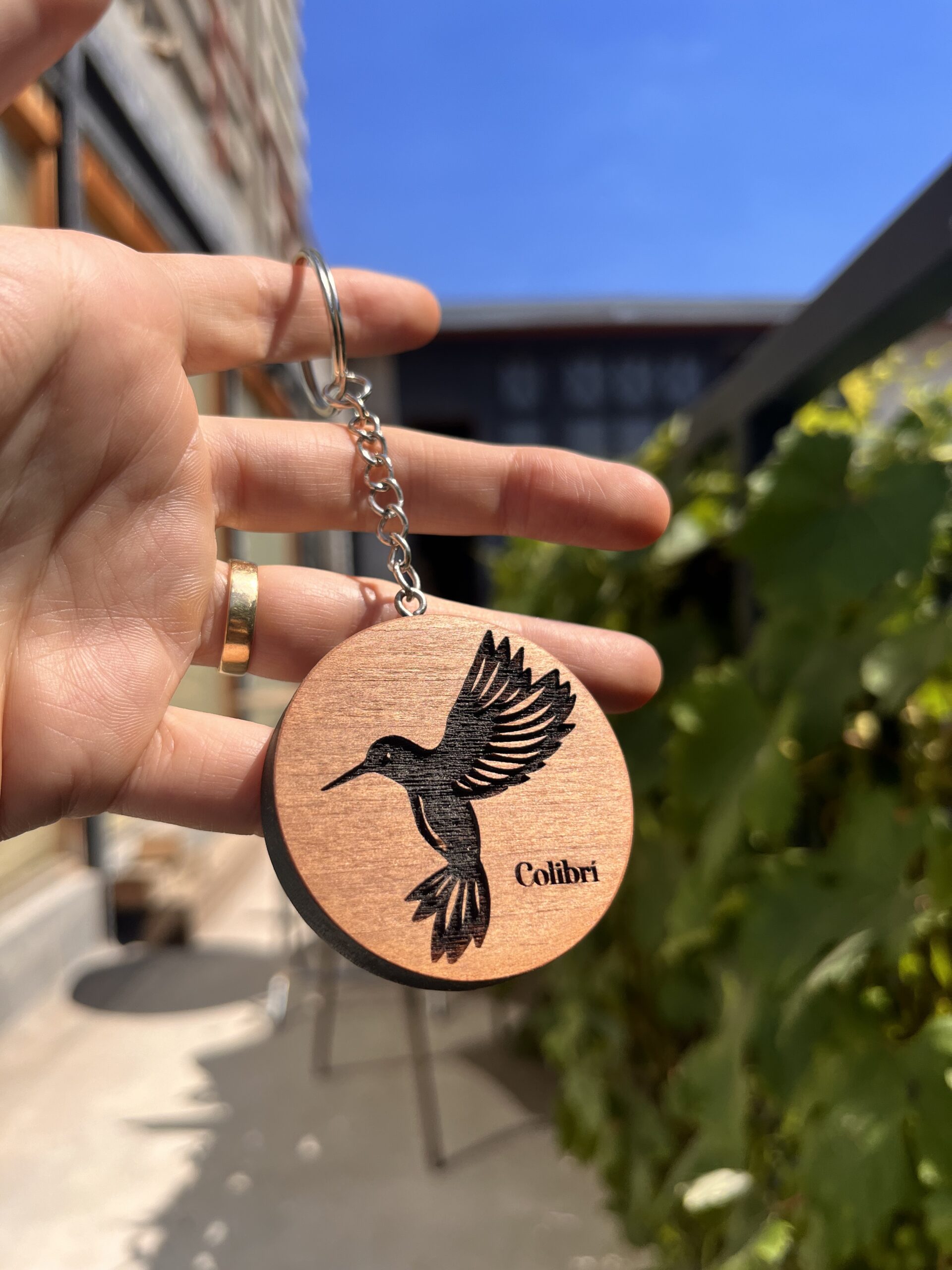 Llavero de madera con colibrí grabado