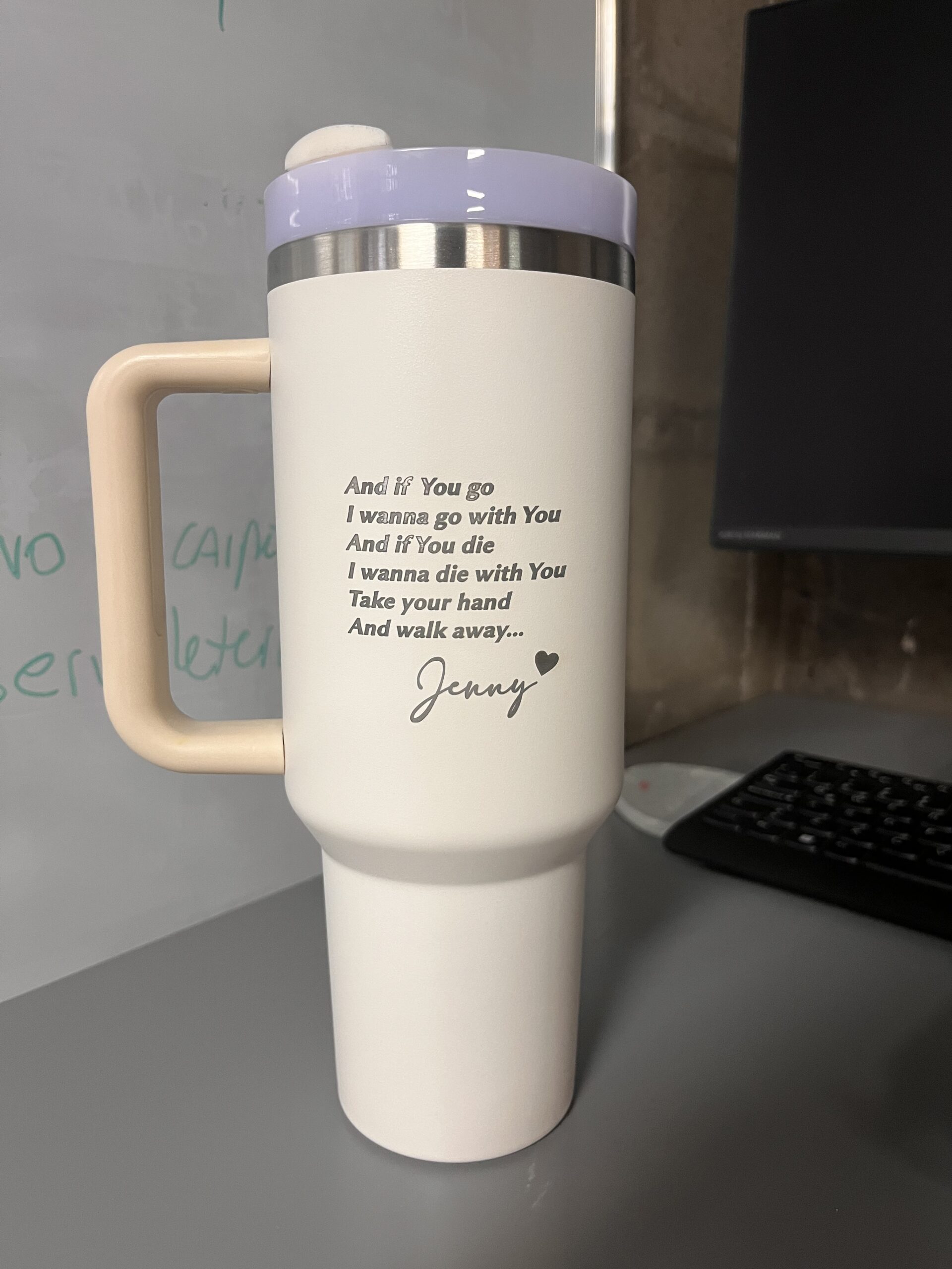 Mug metálico con texto grabado personalizado