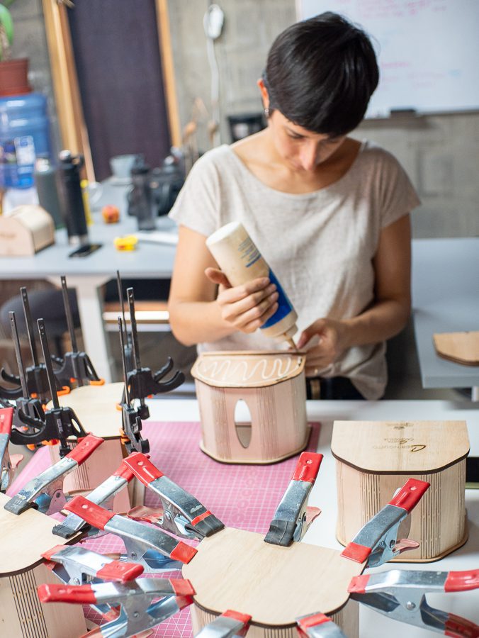 Catalina Pérez Ramírez trabajando en el taller ensamblando una pieza de madera