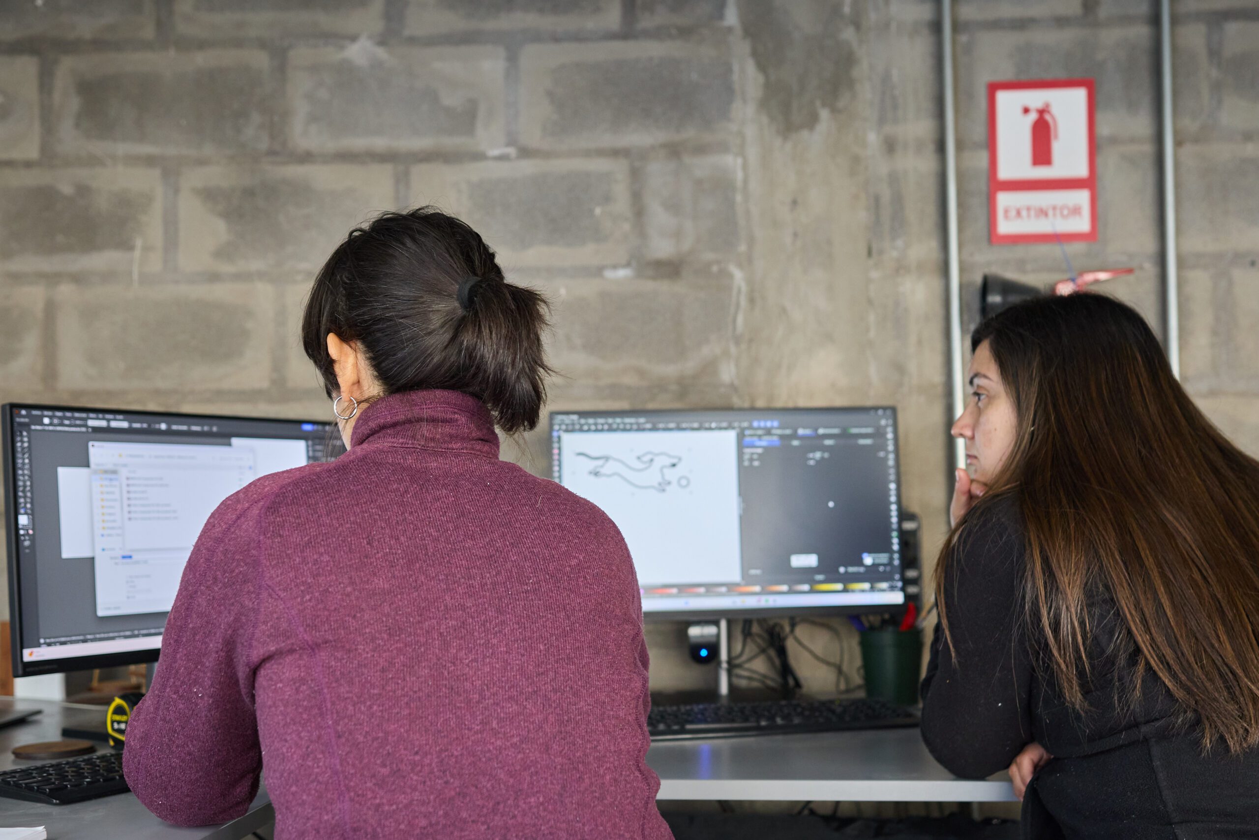 Clase de software con alumna