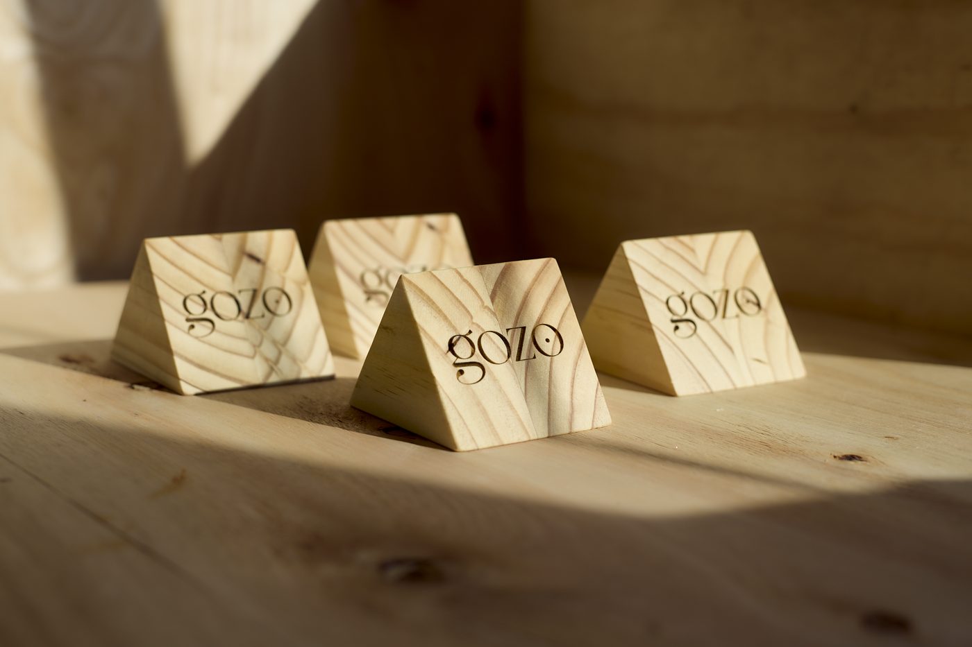 Identidad de marca aplicada en madera para Gozo Restaurant