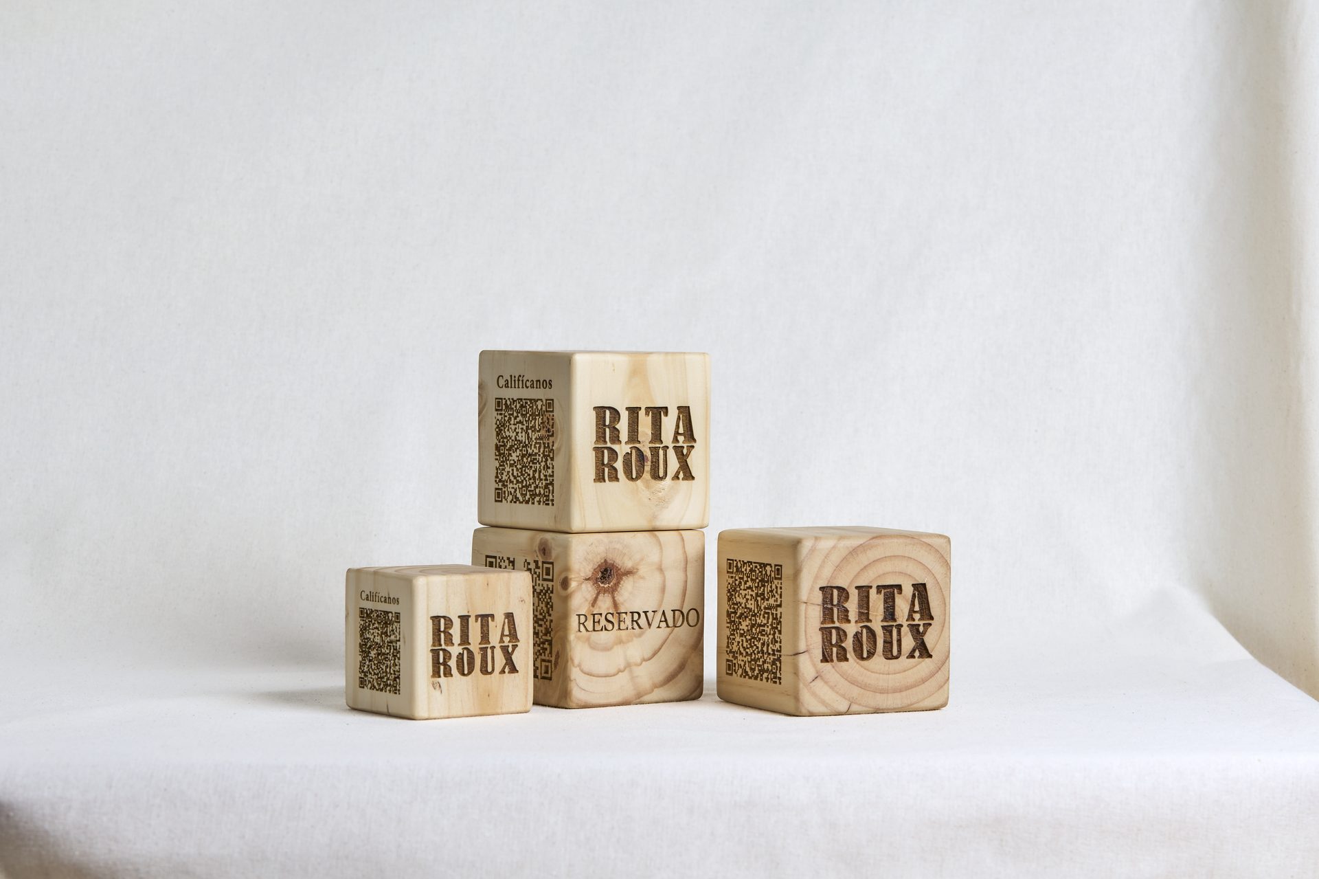 Cubos Rita Roux grabados con logo y código QR para reseñas