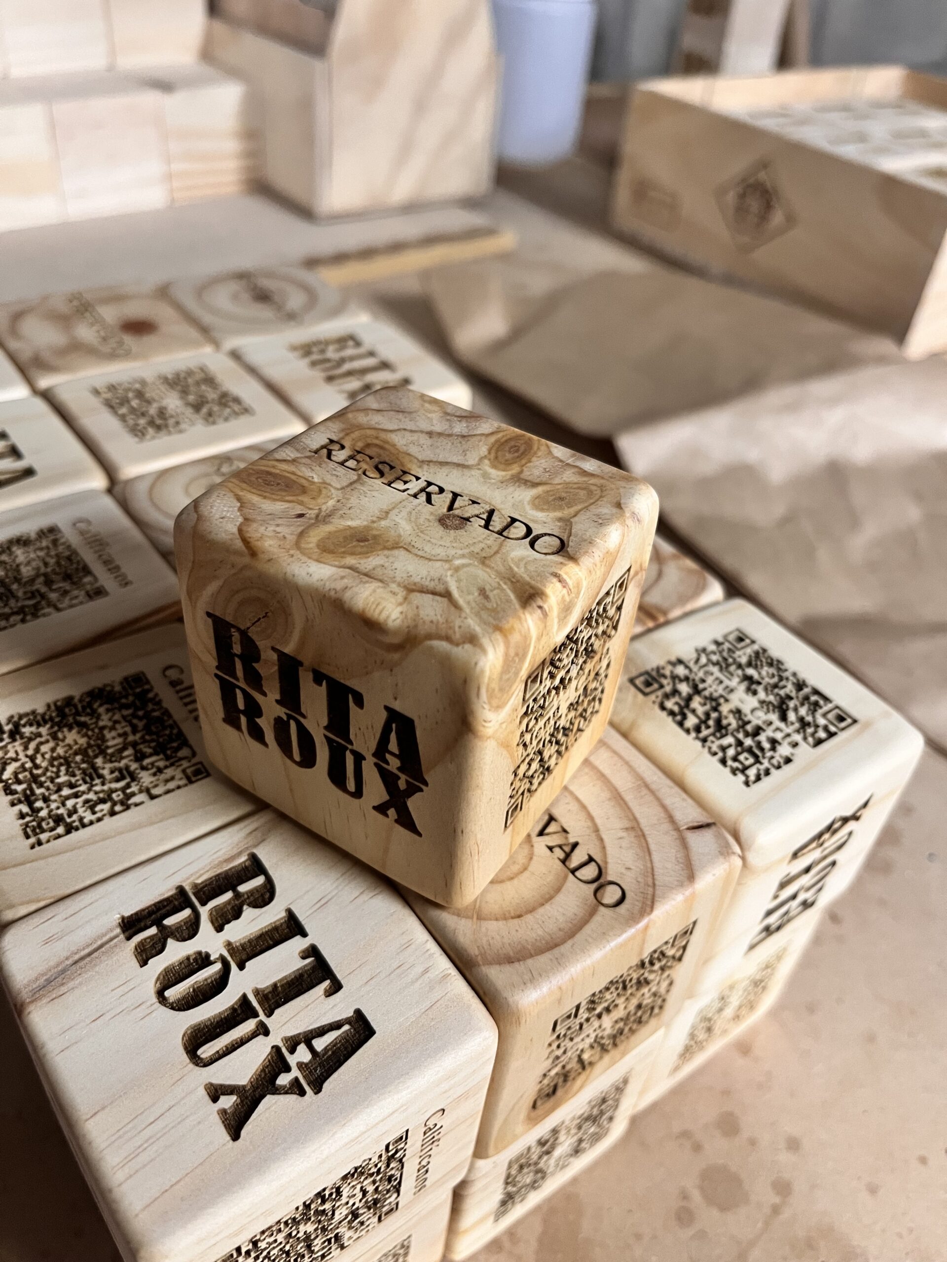 Código QR sobre la pieza de Rita Roux
