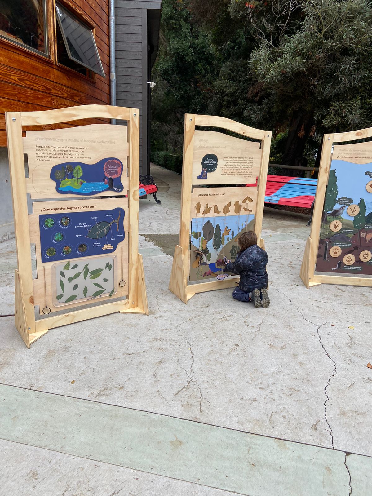 Montaje de evento con paneles interactivos fabricados en el taller
