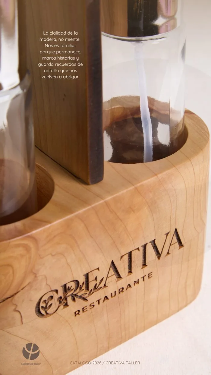 Detalle del grabado láser del logo en la base de madera de un set de alcuza y aceiteras