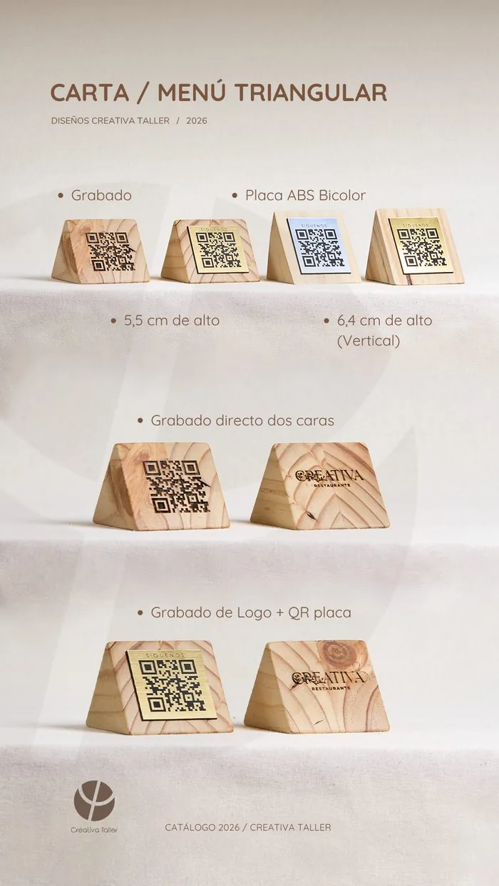 Carta menú triangular de madera con placa QR bicolor para mesa de restaurante