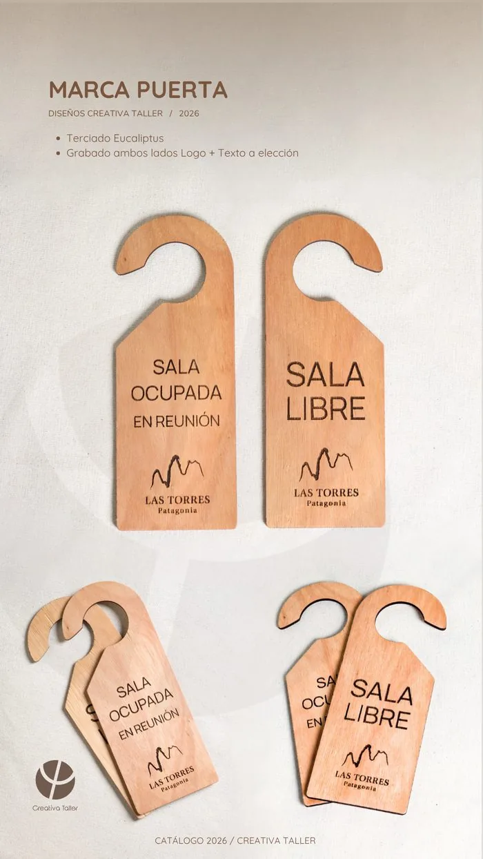 Marca puerta de madera grabado con sala ocupada y sala libre para hotel