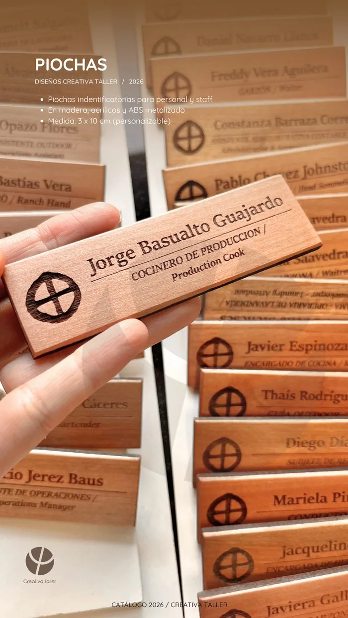 Piochas identificatorias de madera grabadas con nombre y cargo del personal de hotel