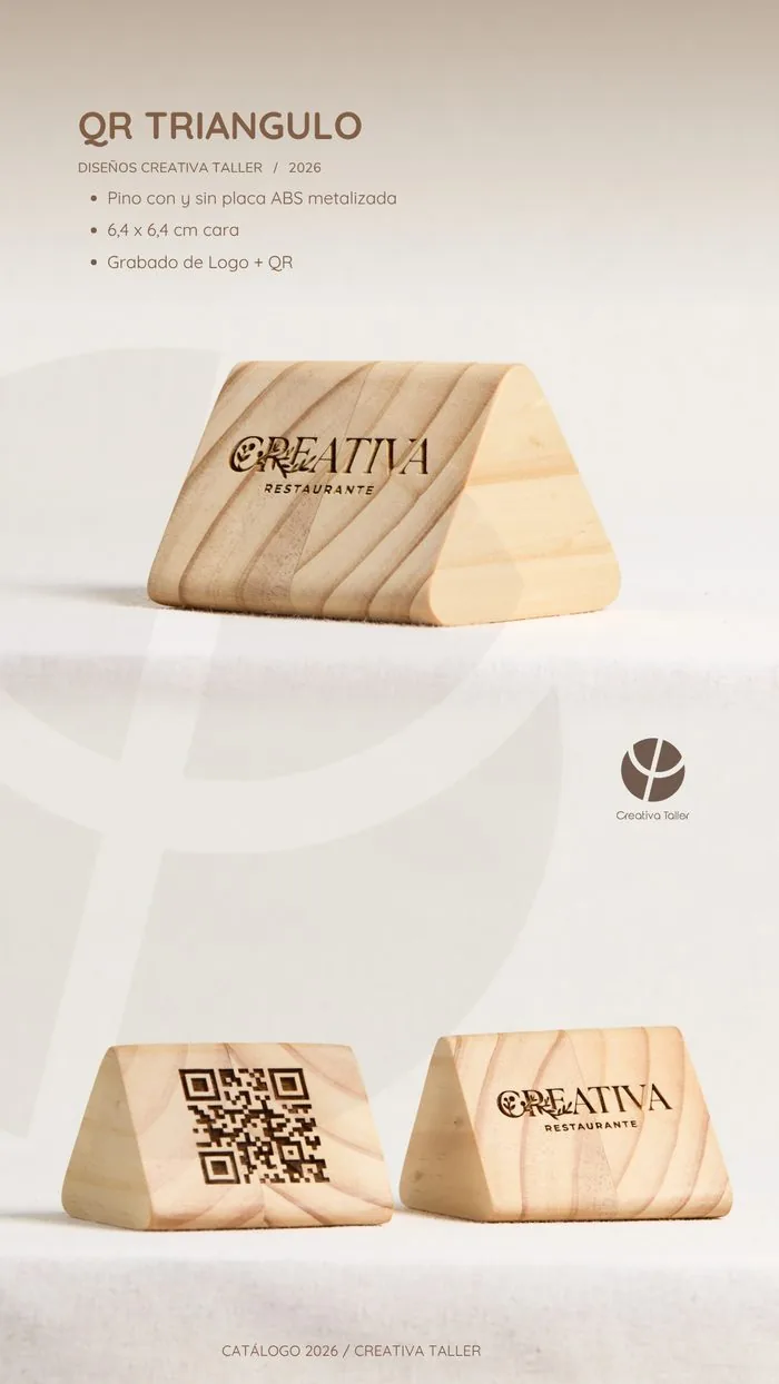 Triángulo de madera de pino con código QR grabado para carta digital en mesa